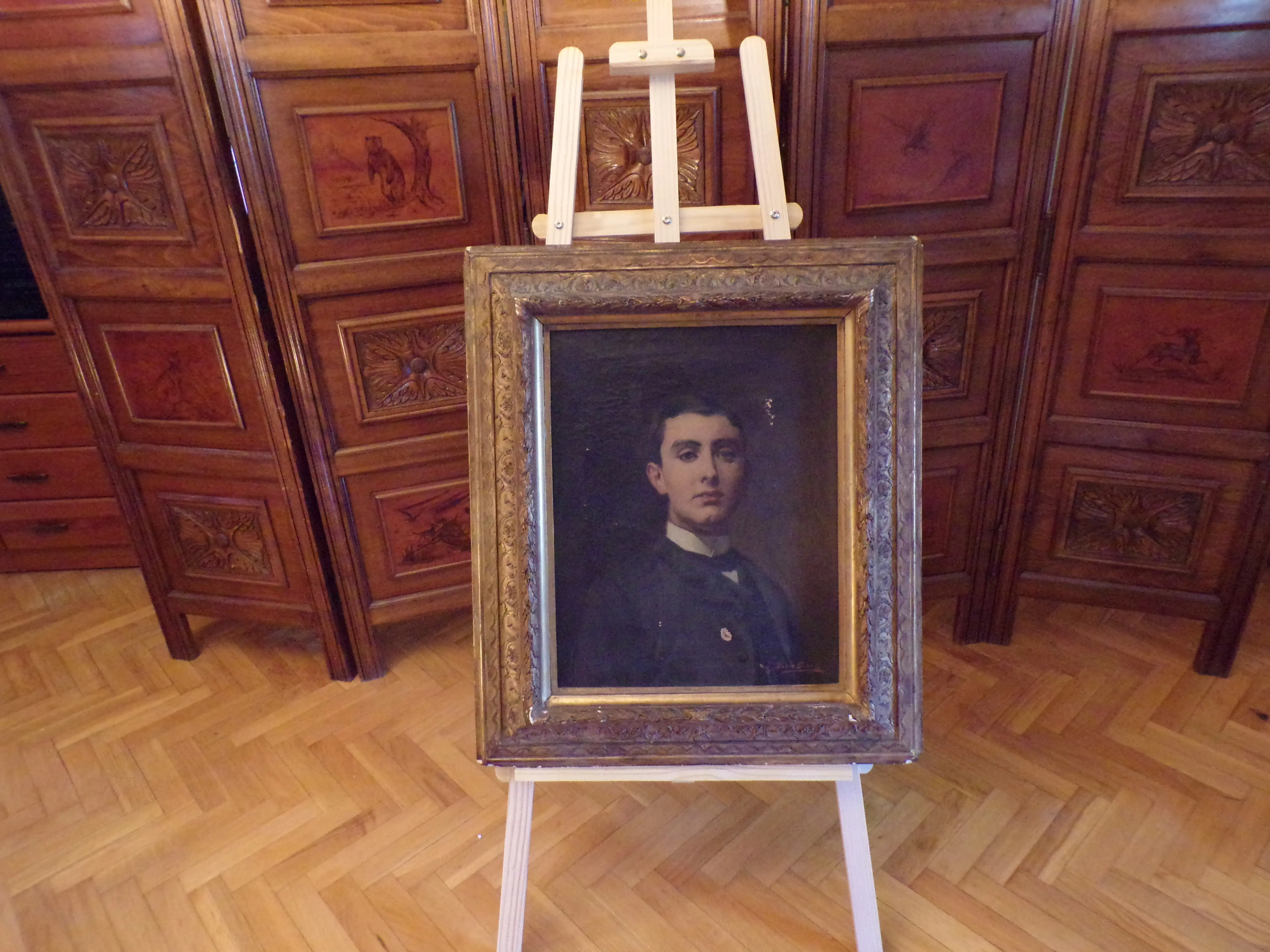 Retrato Clásico de Niño Elegante con Marco Dorado
