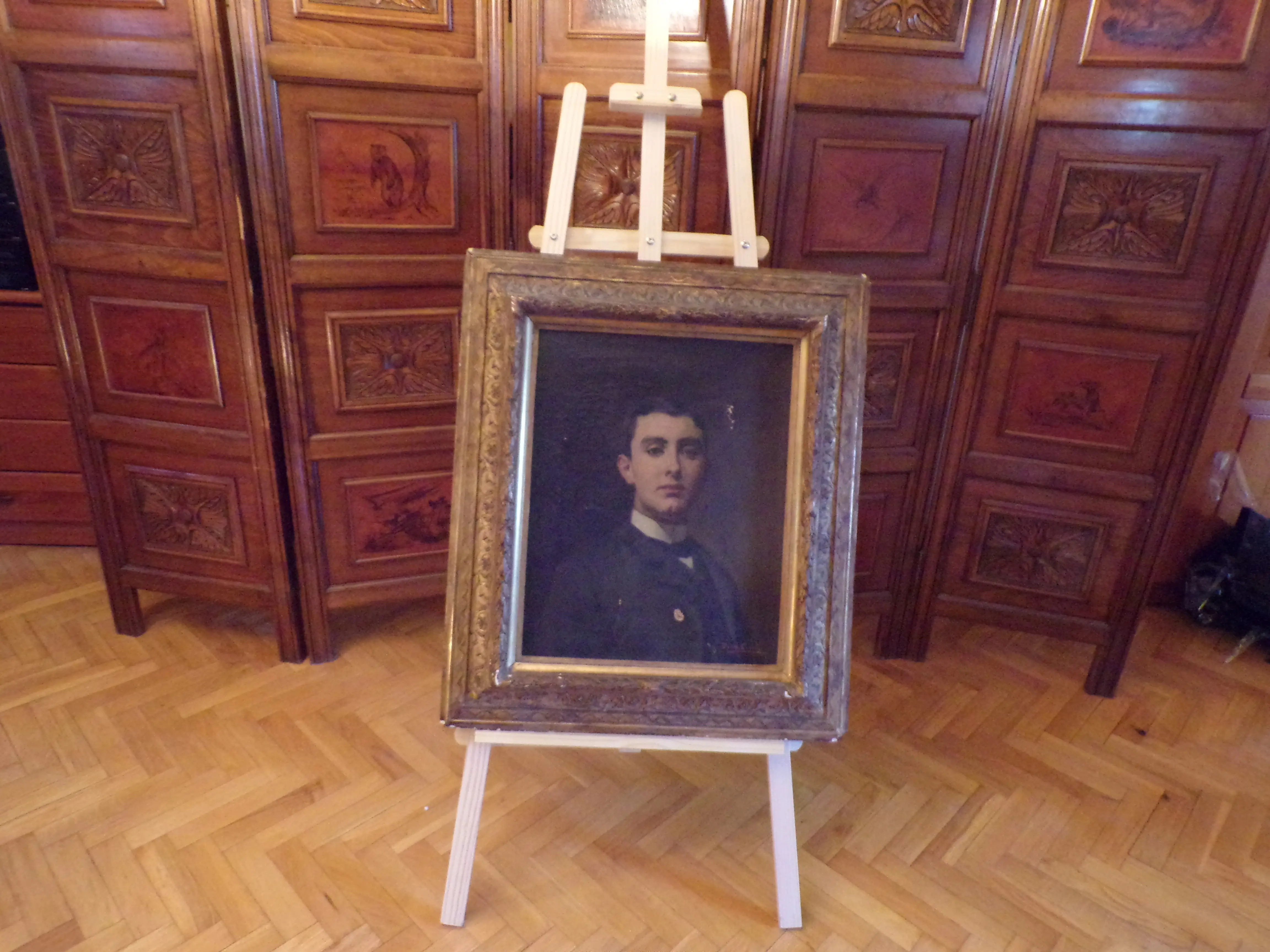 Retrato Clásico de Niño Elegante con Marco Dorado — Pedro Saenz, Óleo sobre lienzo, 78 x 66 cm — vista 2