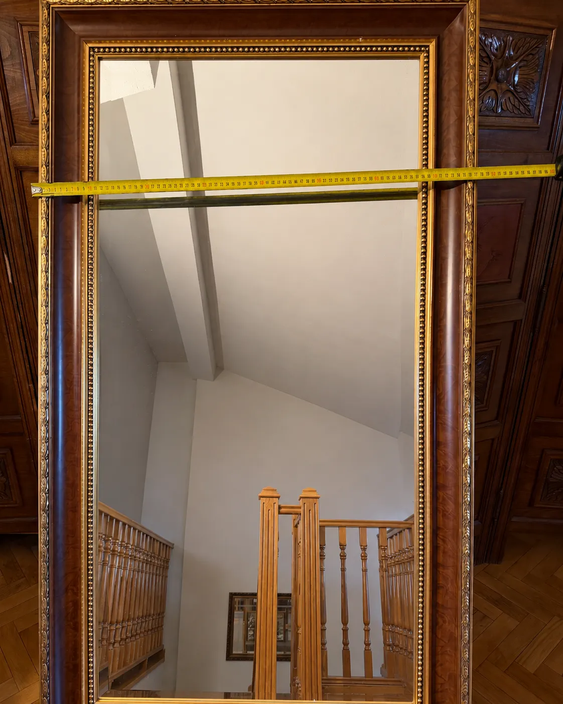 Espejo clásico de madera con molduras doradas — Desconocido, Espejo de vidrio con marco de madera y molduras doradas, 135 x 76 cm — vista 2