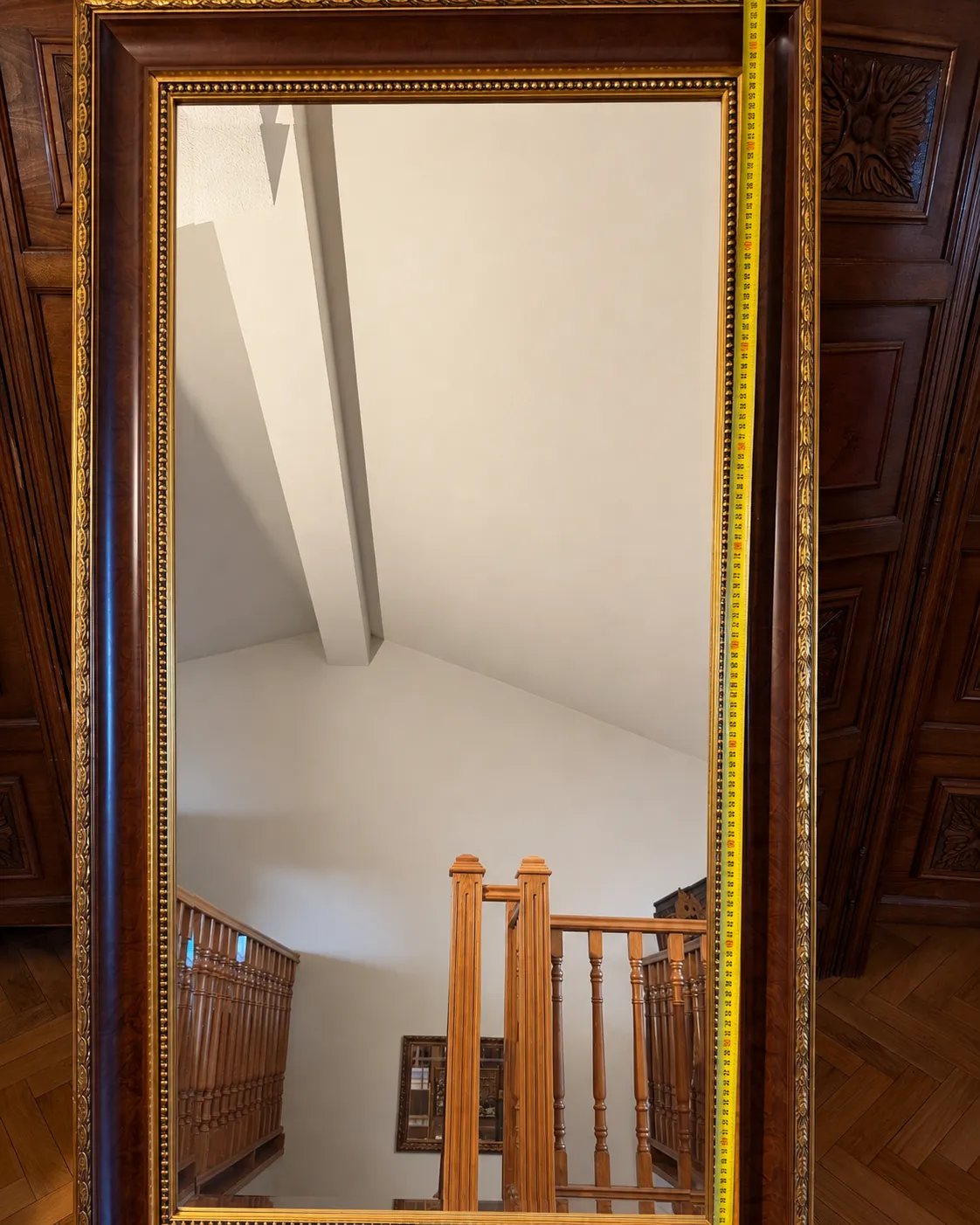 Espejo clásico de madera con molduras doradas — Desconocido, Espejo de vidrio con marco de madera y molduras doradas, 135 x 76 cm — vista 3