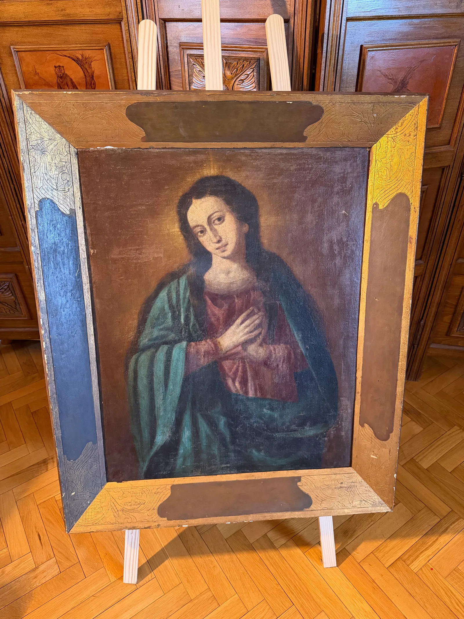 Virgen en oración con manto azul verdoso